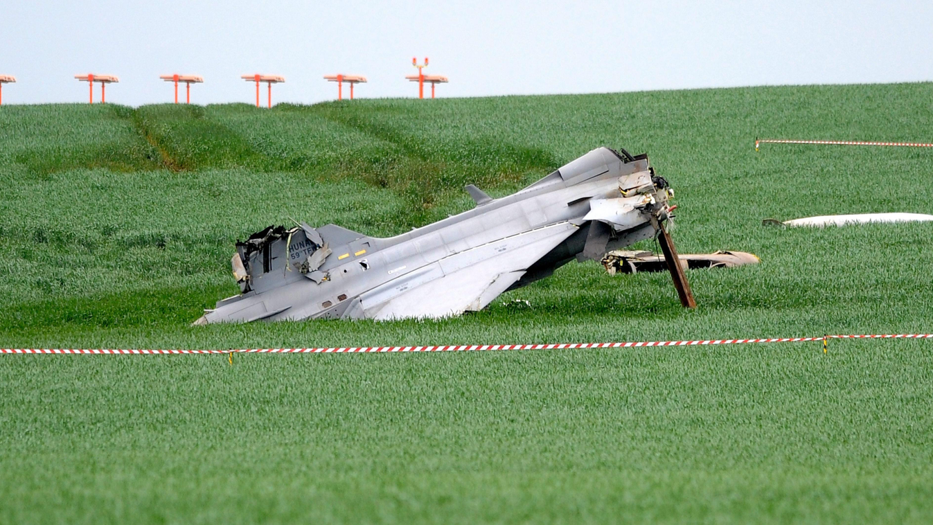 Cáslav, 2015. május 19.
A magyar hadsereg JAS-39 Gripen vadászgépének roncsa, miután túlfutott a leszállópályán a Prágától keletre fekvő Cáslav katonai repülőtéren 2015. május 19-én. A gép mindkét pilótája katapultált, egyikük sem sérült meg. (MTI/AP/CTK/