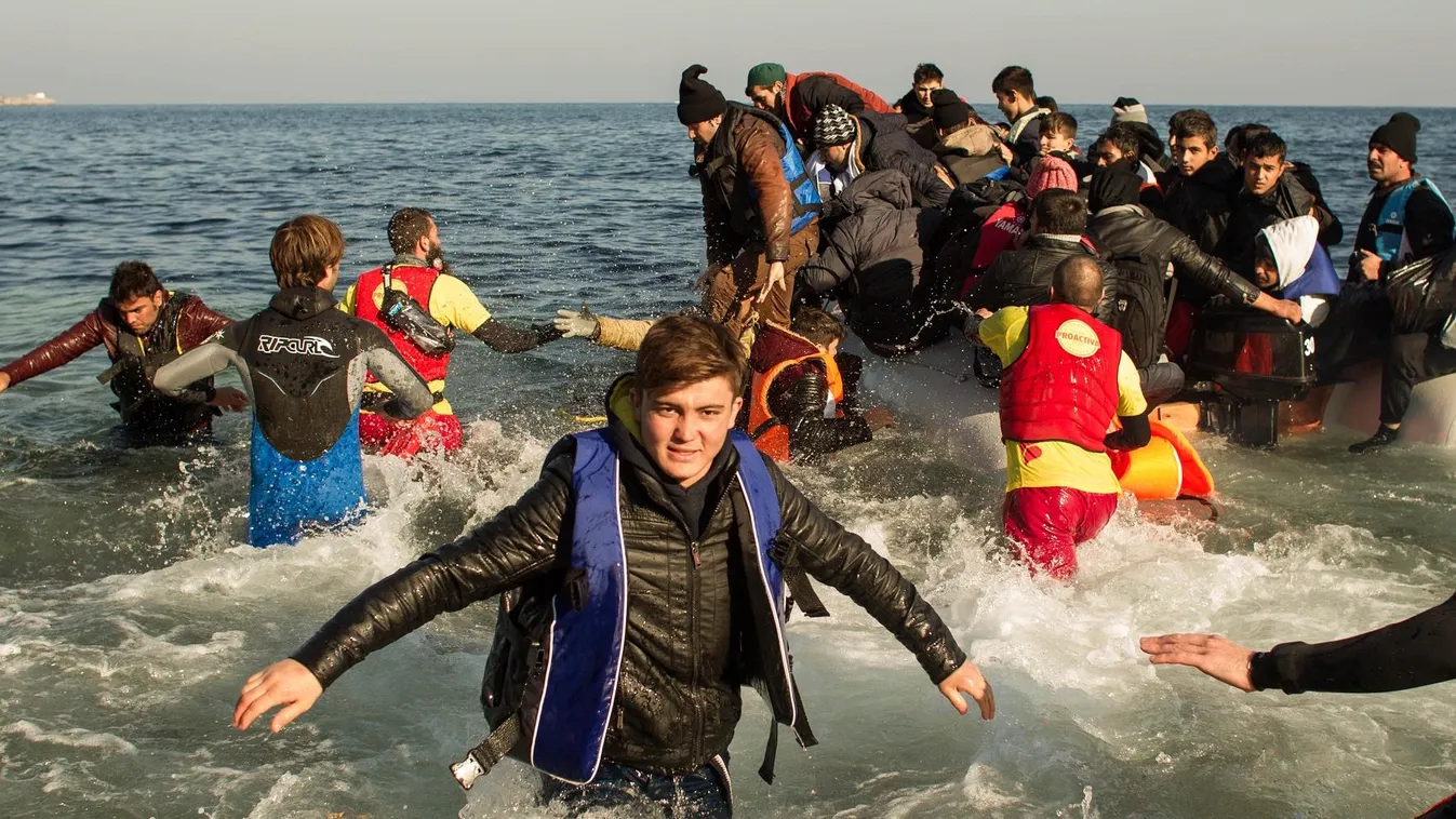 migráció migráns menekült Greece: Refugees receive care upon arrival in Lesbos Newzulu Citizenside Sándor Csudai Greek greece migrants migrant lesbos lesvos overcrowded BOAT aegean SEA DINGHY REFUGEE refugees ISLAND SQUARE FORMAT 