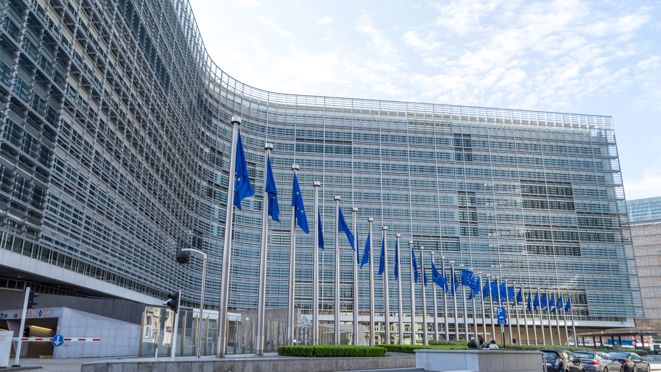 Európai Bizottság brüsszeli székházáról 
Belgium: European Commission, Brussels Europaviertel Fahnen Eurozone Währungsgemeinschaft Politik PRESIDENT 