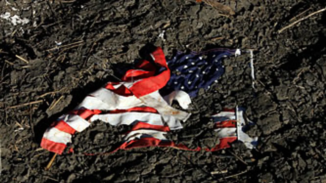 vége az amerikai álomnak, amerikai zászló a sárban a louisianai Merauxban a Kathrina hurrikán után