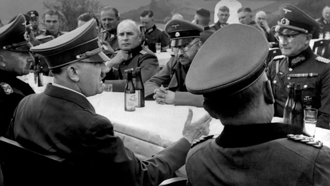 Hitler és a sörözők, Hitler náci tisztekkel beszélget, az asztalon SÖR