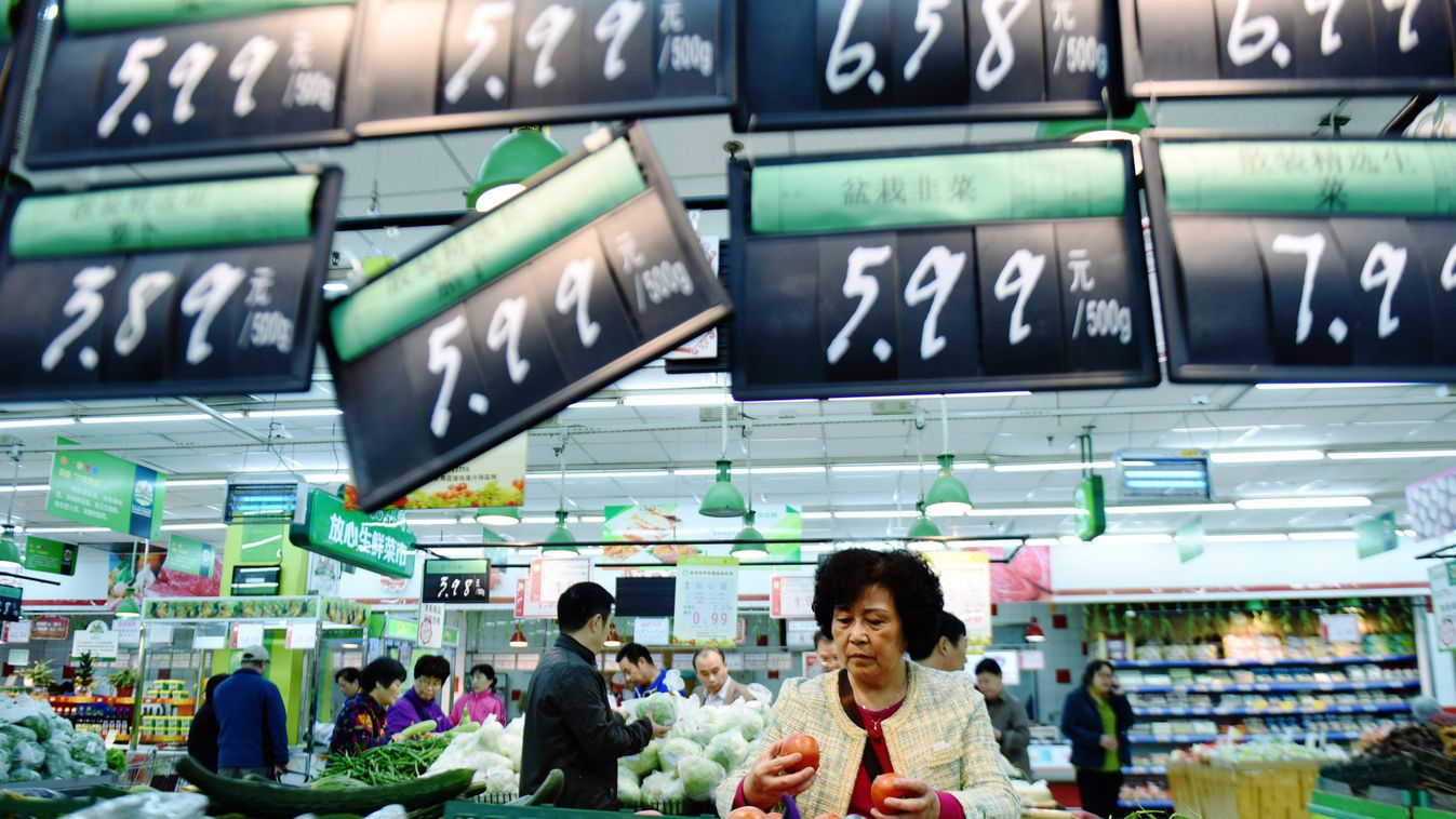 Kína China October inflation rises 1.3%, lower than expected China Chinese supermarket hypermarket supercenter consumer consumption CPI inflation economy spending shopping price retail retailing retailer SQUARE FORMAT 