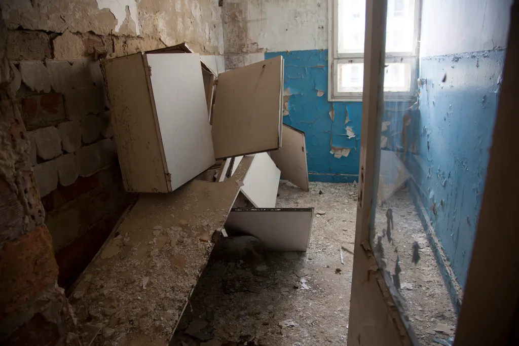 bútor EGYÉB TÁRGY elhagyott épület belső FOTÓ FOTÓTÉMA laktanya TÁRGY 
