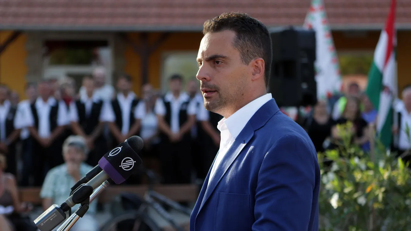Vona Gábor tart beszédet a Jobbik demón Röszkén futó síneknél 2015 szeptember 2-án Vona Gábor tart beszédet a Jobbik demón Röszkén futó síneknél 2015 szeptember 2-án 