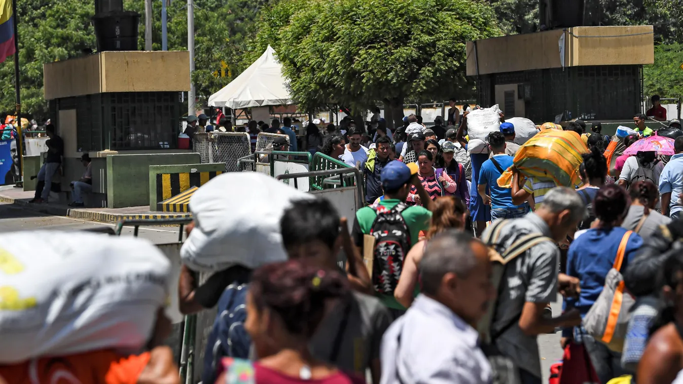 Horizontal People cross the Simon Bolivar international bridge from Cucuta in Colombia to San Antonio del Tachira in Venezuela, on May 20, 2019. - According to the United Nations,  since 2015 three million Venezuelans have fled the worst economic and poli