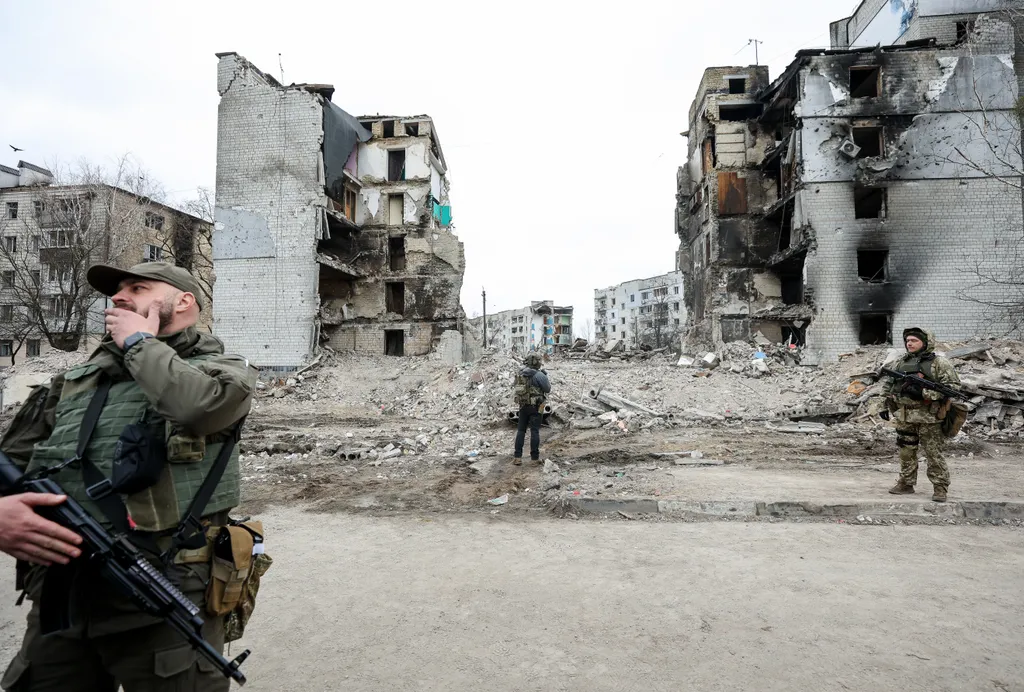Ukrán válság, ukrán, orosz, háború, Ukrajna, Borodjanka, romok, ukrán katonák, lakóház, lakóépület 