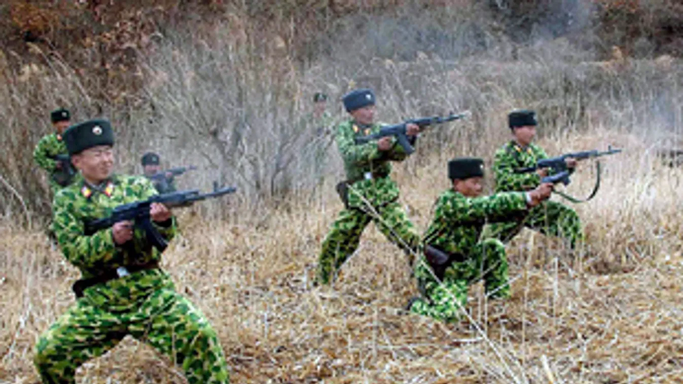 Észak-korea, fegyverkezés, gyakorlatozó katonák