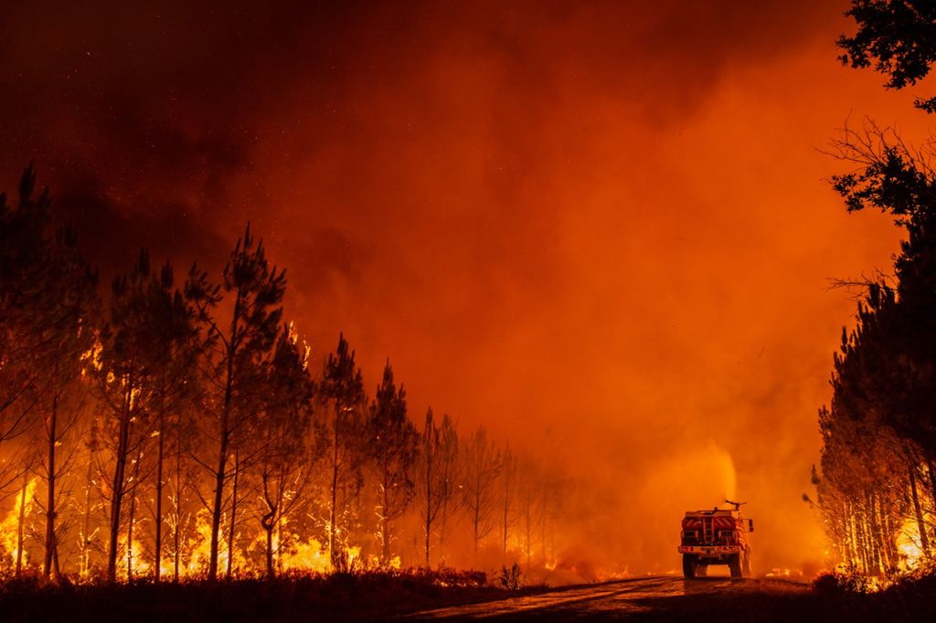 erdőtűz, franciaország, tombol, 2022. 08. 11., erdő, tűz, tűzoltó, katasztrófavédelem 