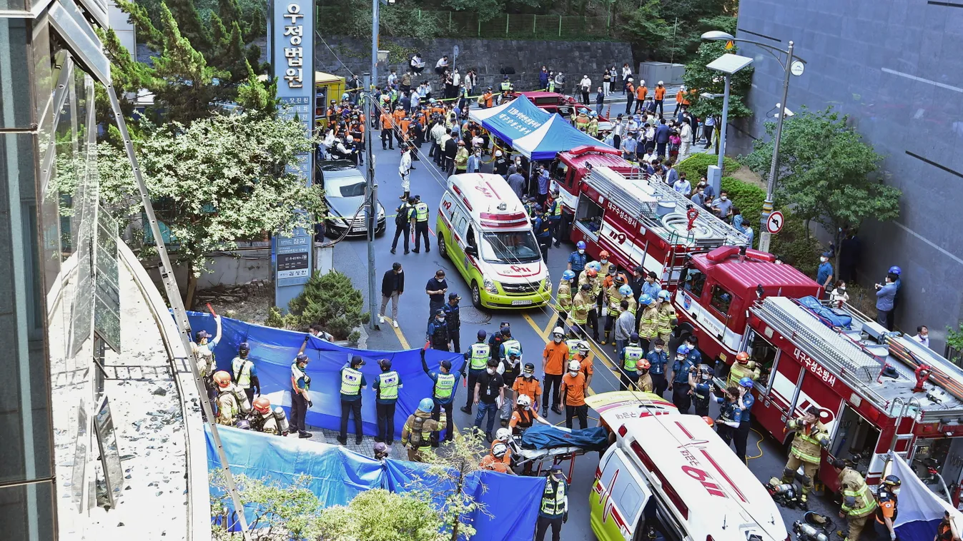 Degu, 2022. június 9.
Holttestet szállítanak el egy irodaházból a dél-koreai Deguban 2022. június 9-én, miután kigyulladt az épület a nagyváros üzleti negyedében. A tűzesetben többen életüket vesztették, többtucatnyian megsérültek.
MTI/AP/Newsis/Ri Mu Jol