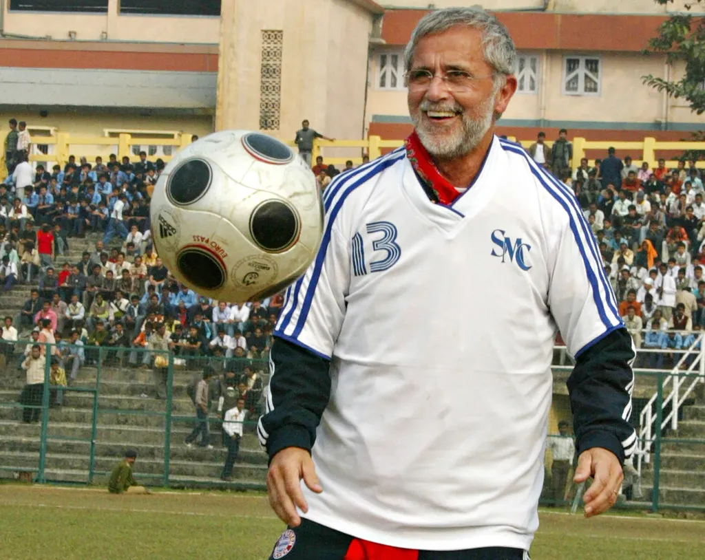 Gerd Müller, egykori világ- és Európa bajnok német válogatott labdarúgó, akit minden idők egyik legjobb támadójának tartanak. 
  Horizontal PORTRAIT VERTICAL FULL-LENGTH FOOTBALL FRIENDLY MATCH 