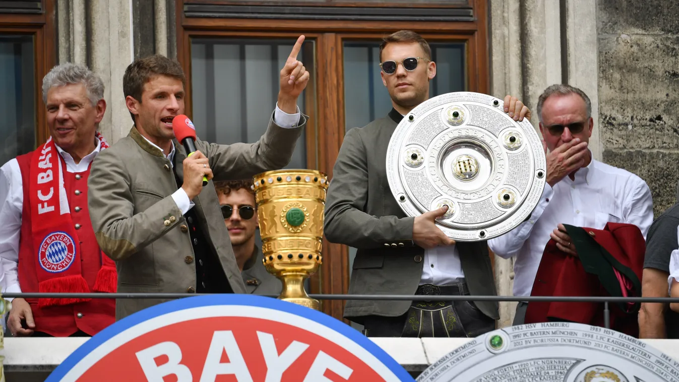 DFB Cup final 2019 FC Bayern Munich championship celebration on the Rathausbalkon / Marienplatz. Club Cup Sports Sports jersey 19.18 Database Cup competition Men FINAL Match match Muenchener Team sport Cup FOOTBALL club Football Player Club Jersey Club Dr