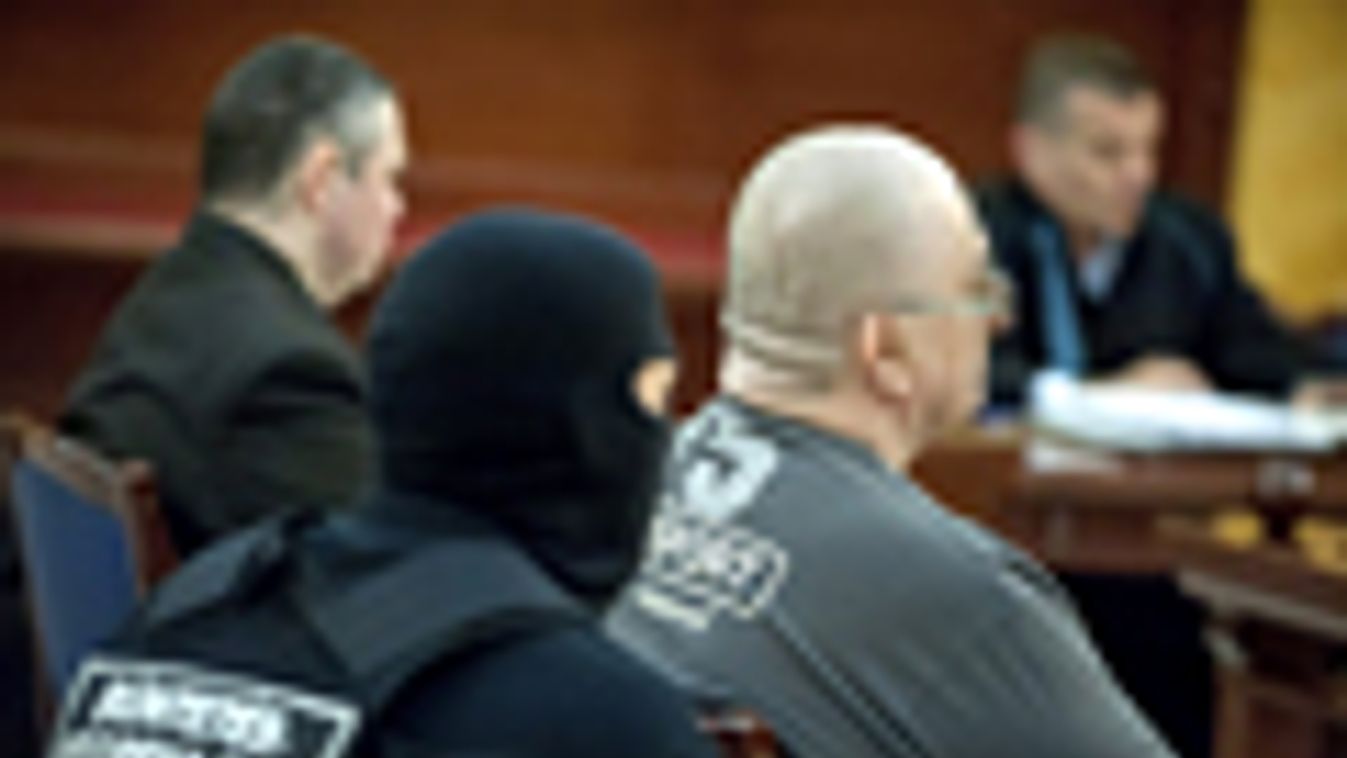 A csepeli kettős gyilkosság elsőrendű vádlottja, Kun Tamás (j) és a másodrendű vádlott Deme Gábor (b) az ítéletet indoklását hallgatja a Fővárosi Ítélőtáblán 