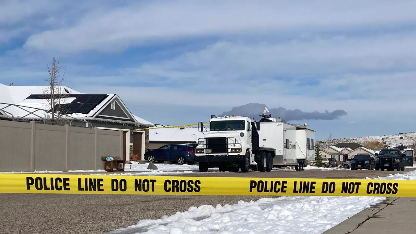 Enoch, 2023. január 5.
Családi ház előtt rendőrségi szalagkordon a Utah állambeli Enochban 2023. január 5-én, miután az előző nap a rendőrök egy család agyonlőtt nyolc tagjának, köztük öt gyermeknek a holttestét találták meg az épületben. A rendőrség nyom