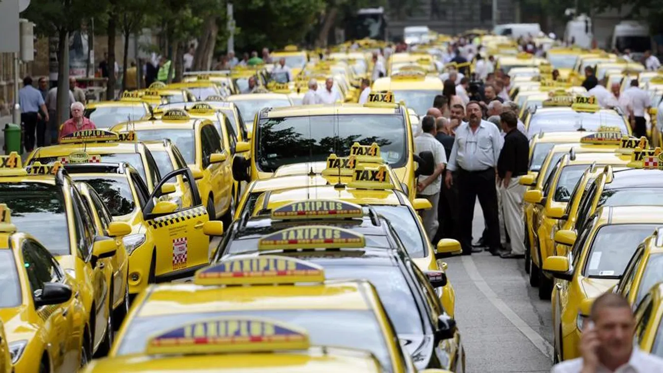 Taxisok álló demonstrációja a Fuvarozó Vállalkozók Országos Szövetsége (FUVOSZ) és az Országos Taxis Szövetség (OTSZ) szervezésében Budapesten, az V. kerületi Alkotmány utcában. A taxisok azért demonstráltak, mert a törvényhozás nem fogadta el a taxis ren
