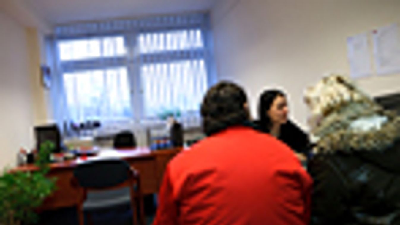 ügyfelek az első hazai pénztárszervező éa működtető zrt irodájában, magánnyugdíjpénztár 2011.01.19-én