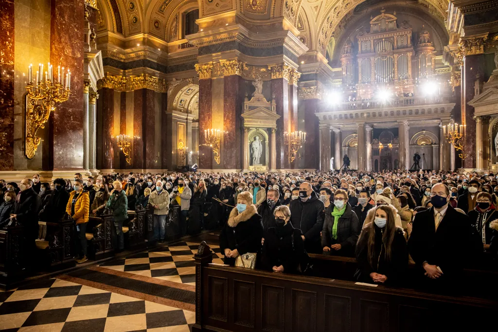 Erdő Péter éjféli miséje a budapesti Szent István Bazilikában 