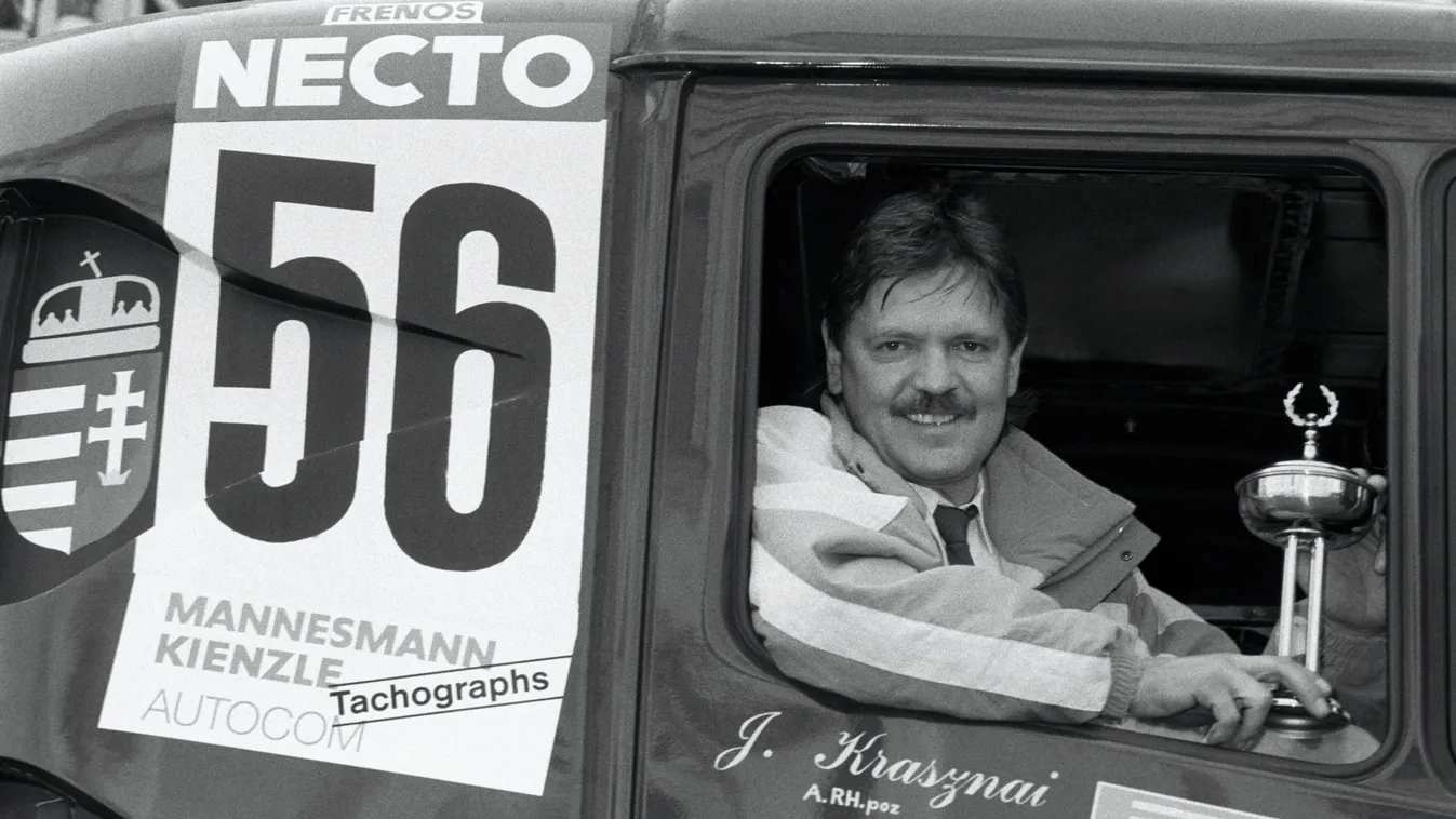 Krasznai János 1989-es válogatás autóversenyző díjátadás DÍSZTÁRGY Foglalkozás FOTÓ ÁLTALÁNOS kamion KÖZLEKEDÉSI ESZKÖZ rajtszám SZEMÉLY TÁRGY trófea 