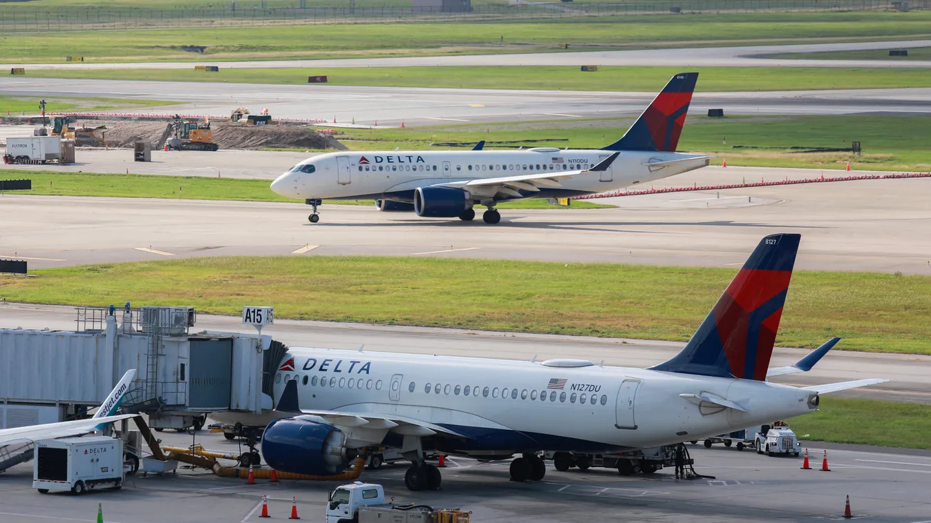 Airlines Face Challenges Amid Surging Summer Travel And 5G Deadline NurPhoto General news Houston - United States Texas June 25 2023 25th June 2023 Method of Transport Intercontinental Airport Delta Air Lines George Bush Intercontinental Airport Houston R