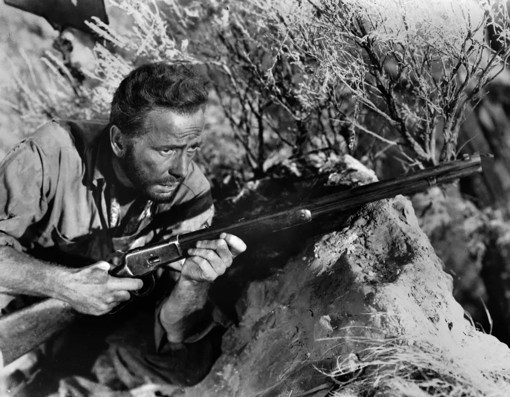 THE TREASURE OF THE SIERRA MADRE SCENE FILM MOVIE AMERICAN ACTOR Horizontal RIFLE GUN WEAPON 