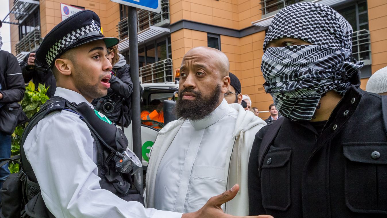UK: English Defence League clashes with worshippers outside mosque Islamists London 2014 islam MUSLIM Anjem Choudary muslims protest DEMONSTRATION UK MOSQUE RACISM far-right English Defence League EDL anti-islam Regent's Park Britain Britain First Abu Izz