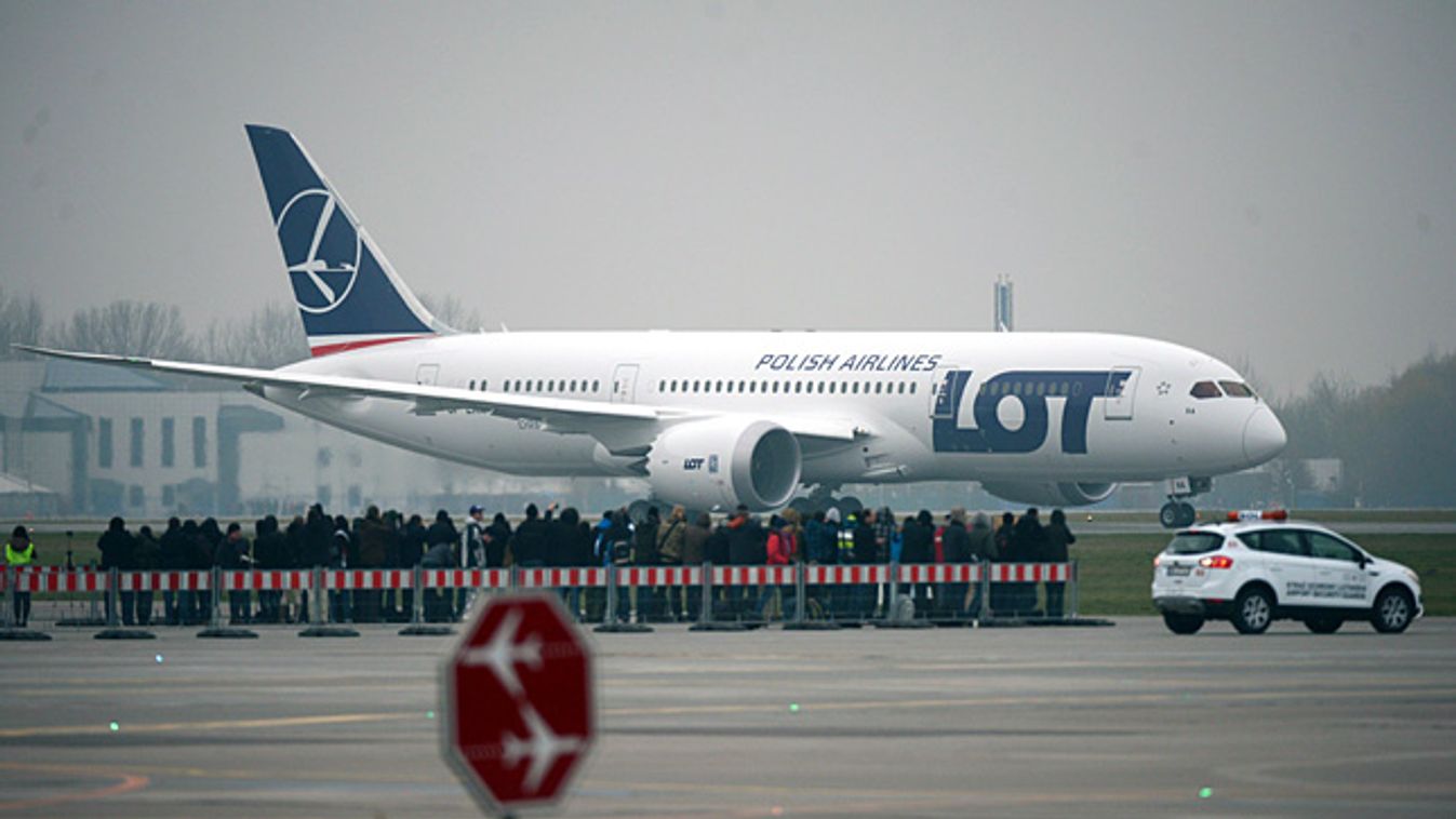  LOT lengyel légitársaság első Boeing 787-es Dreamliner utasszállító gépe leszáll a Varsói Chopin Repülőtéren