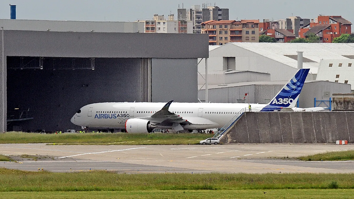 Airbus A350-900 repülőgép egy Toulouse-i reptér hangárjánál
