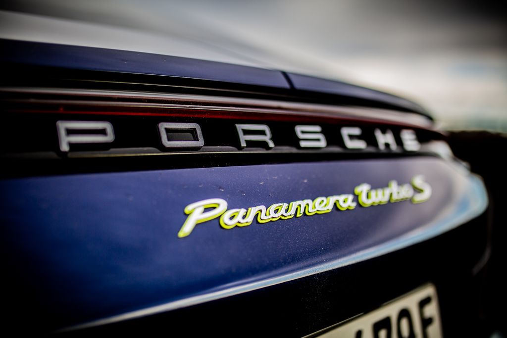 Porsche Panamera Turbo S autó 