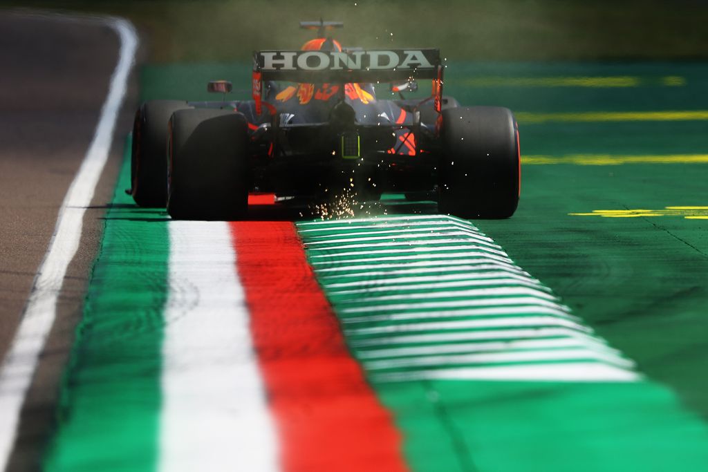 Forma-1, Max Verstappen, Red Bull, Honda logo, pályaelhagyás, Emilia Romagna Nagydíj 