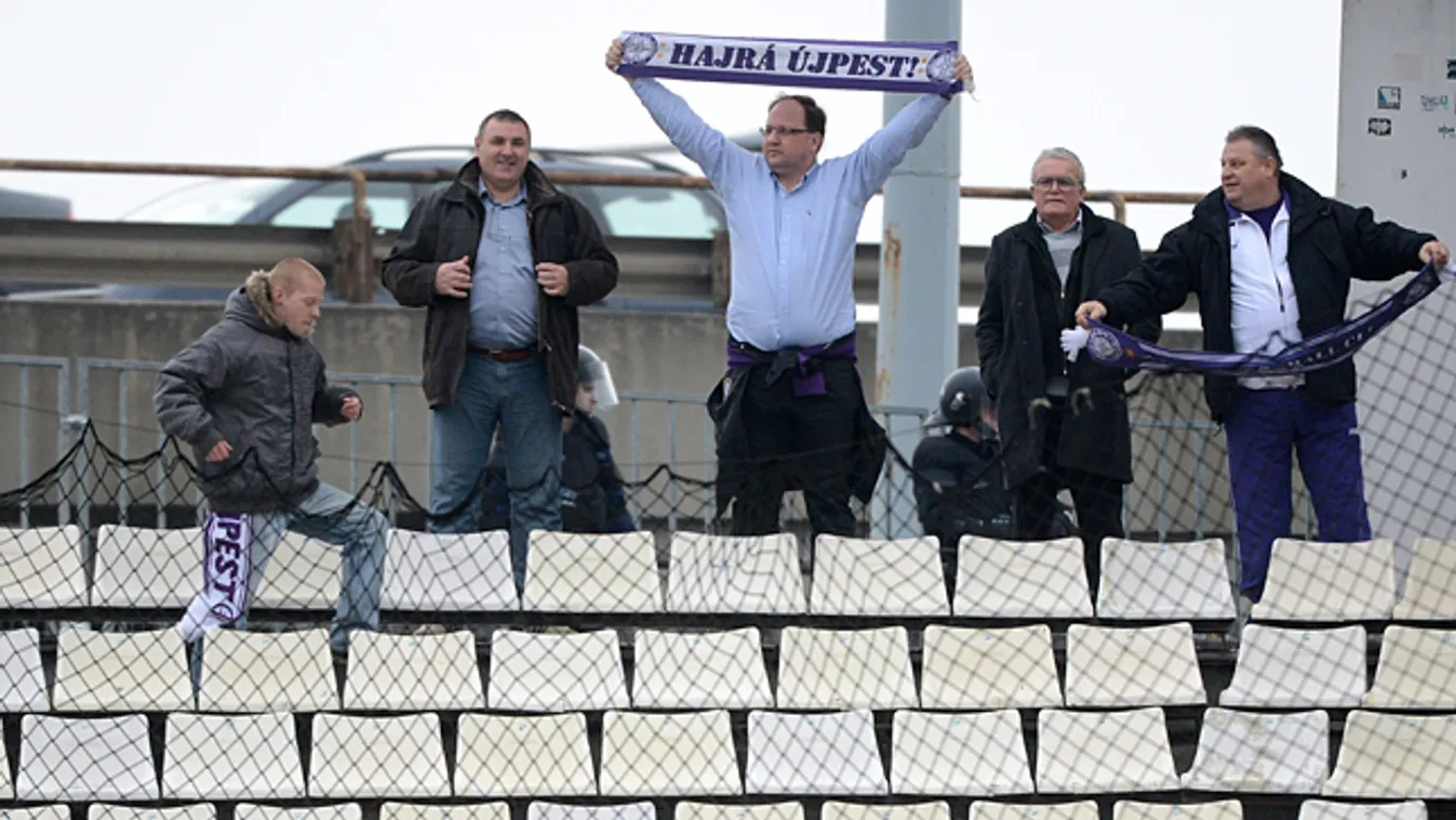 Wintermantel Zsolt, a IV. kerület fideszes polgármestere (k) szurkolói sállal a labdarúgó OTP Bank Liga 19. fordulójában játszott Ferencváros-Újpest FC mérkőzésen 