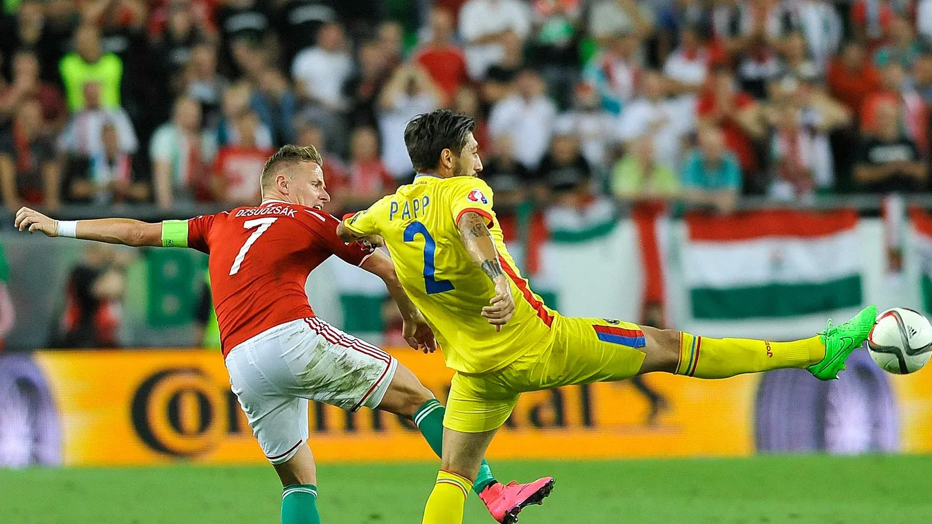 Dzsudzsák Balázs (b) és a román Paul Papp a Magyarország - Románia labdarúgó Európa-bajnoki selejtező mérkőzésen Budapesten, a Groupama Arénában 2015. szeptember 4-én. A magyar válogatott 0-0-s döntetlent játszott a román csapattal. 