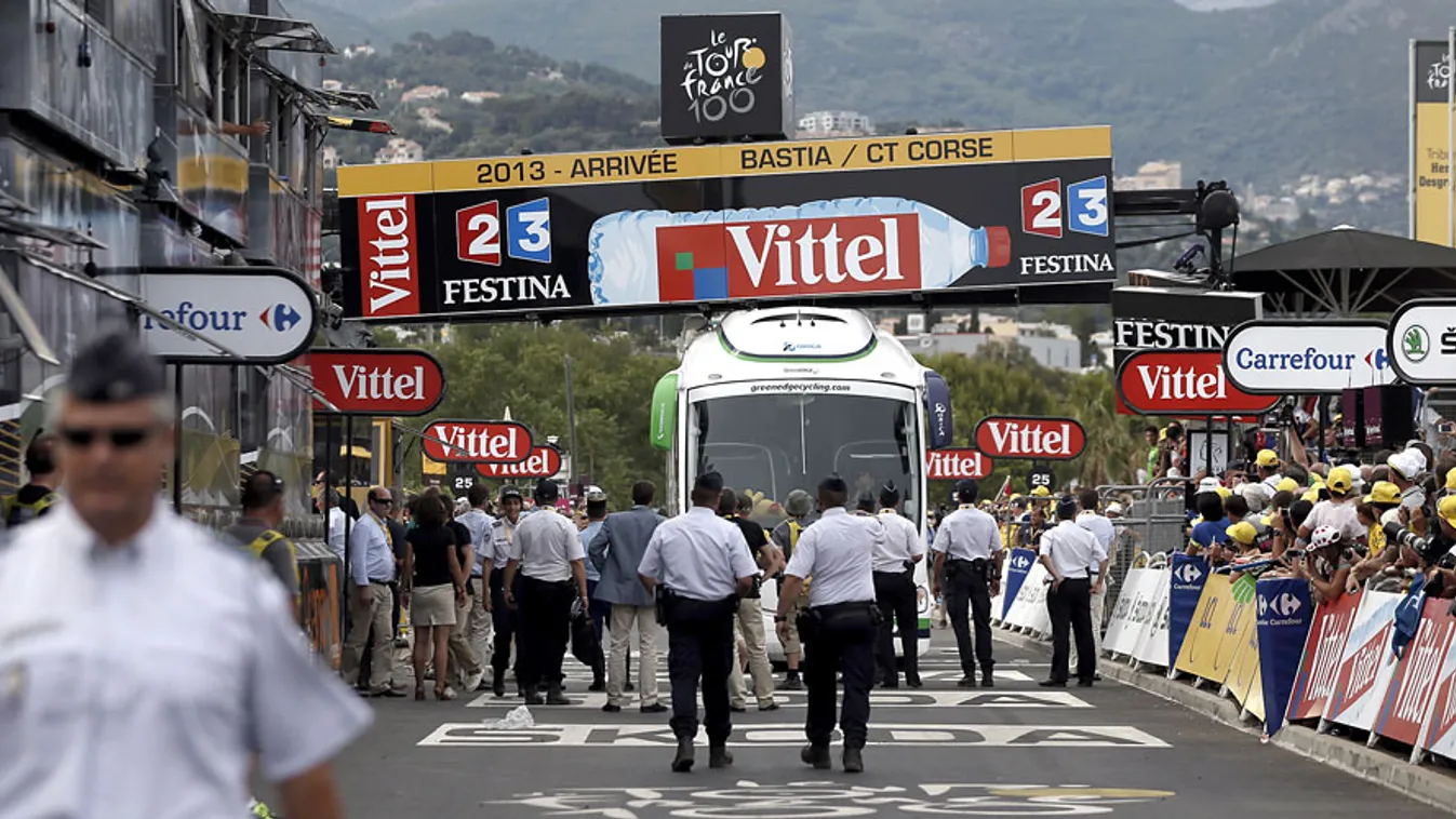 egy turistabusz beszorult a 100. Tour de France első szakaszának befutójánál a célba