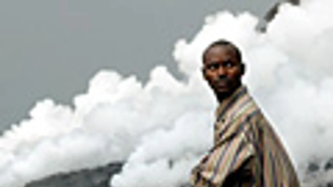 Kivu-tó, Ruanda, Kongó, eggy férfi áll a tó partjába Goma városnál