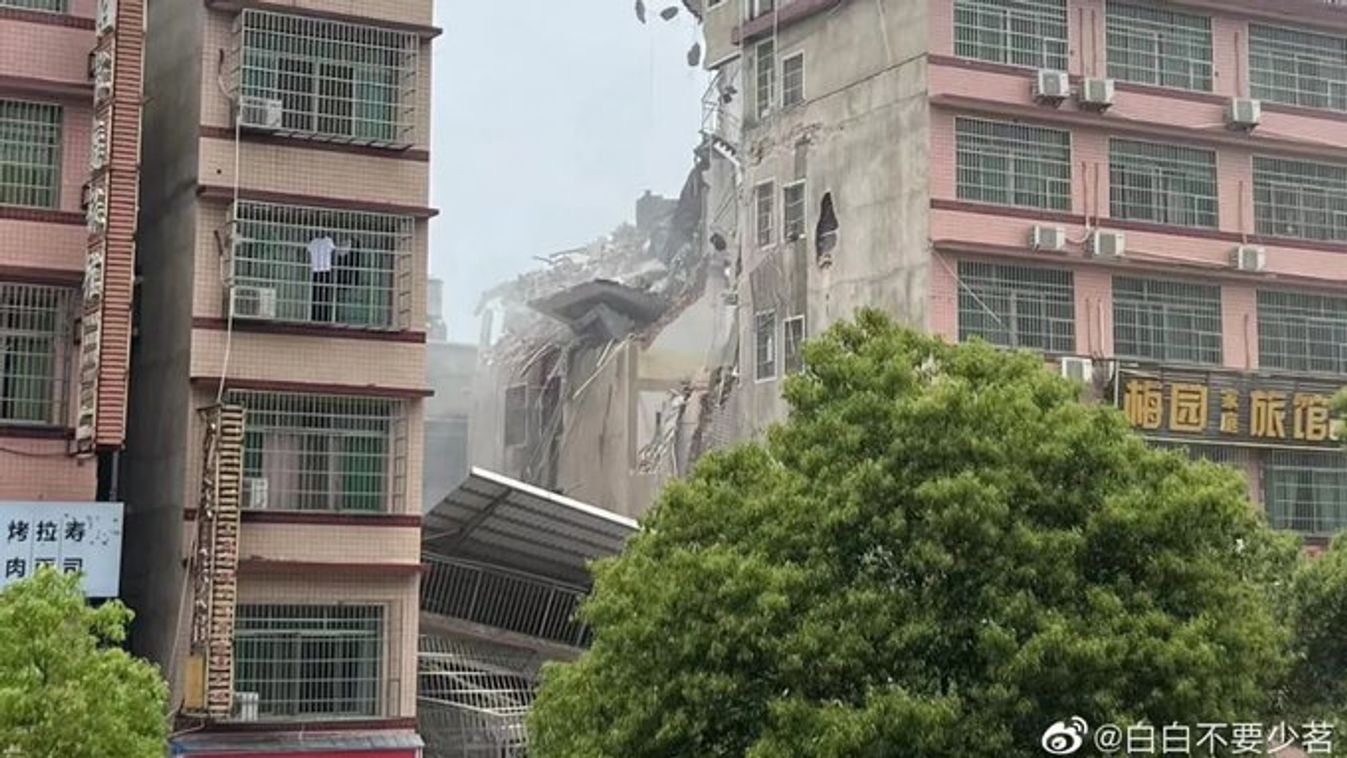 összeomlott épület Csangsában 
