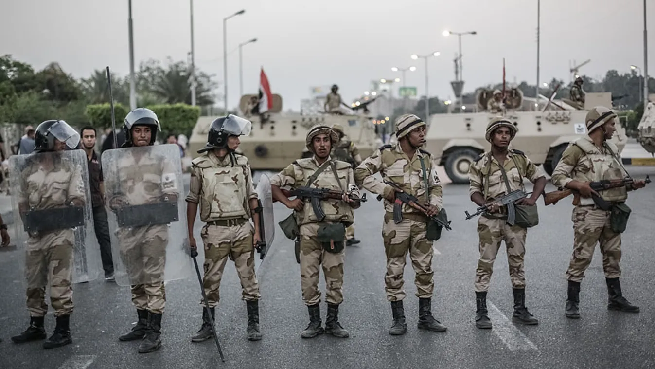 egyiptom, katonai puccs, Katonák zárják el a Rabia al-Adavíjja mecsethez vezető utat, ahol Mohamed Murszi támogatói gyűltek össze
