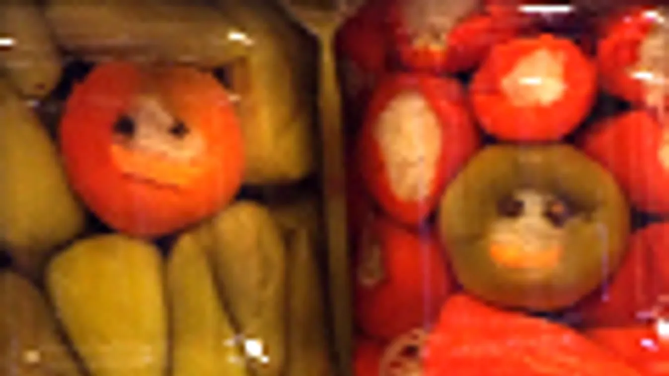 tartósítás, vitamin, Savanyított paprikaféleségeket is árusító üzlet kirakatának részlete a Fővám téri Nagycsarnokban