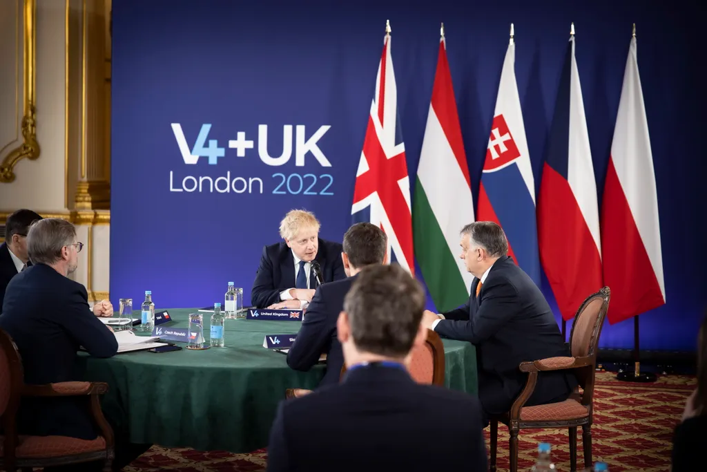 Ukrajnai háború - V4-Egyesült Királyság csúcstalálkozó Londonban 
 HEGER, Eduard; SZIJJÁRTÓ Péter; ORBÁN Viktor; MORAWIECKI, Mateusz; JOHNSON, Boris; FIALA, Petr 