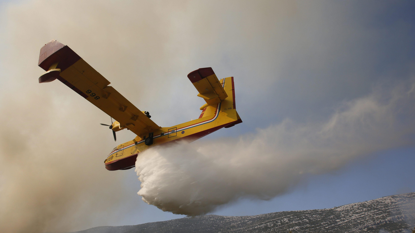 Zabrdje, 2015. július 24.
Repülőgépről ledobott tűzgátló anyaggal próbálják megfékezni az erdőtűz lángjait a dél-horvátországi Zabrdje falu közelében 2015. július 24-én. (MTI/AP/Amel Emric) 