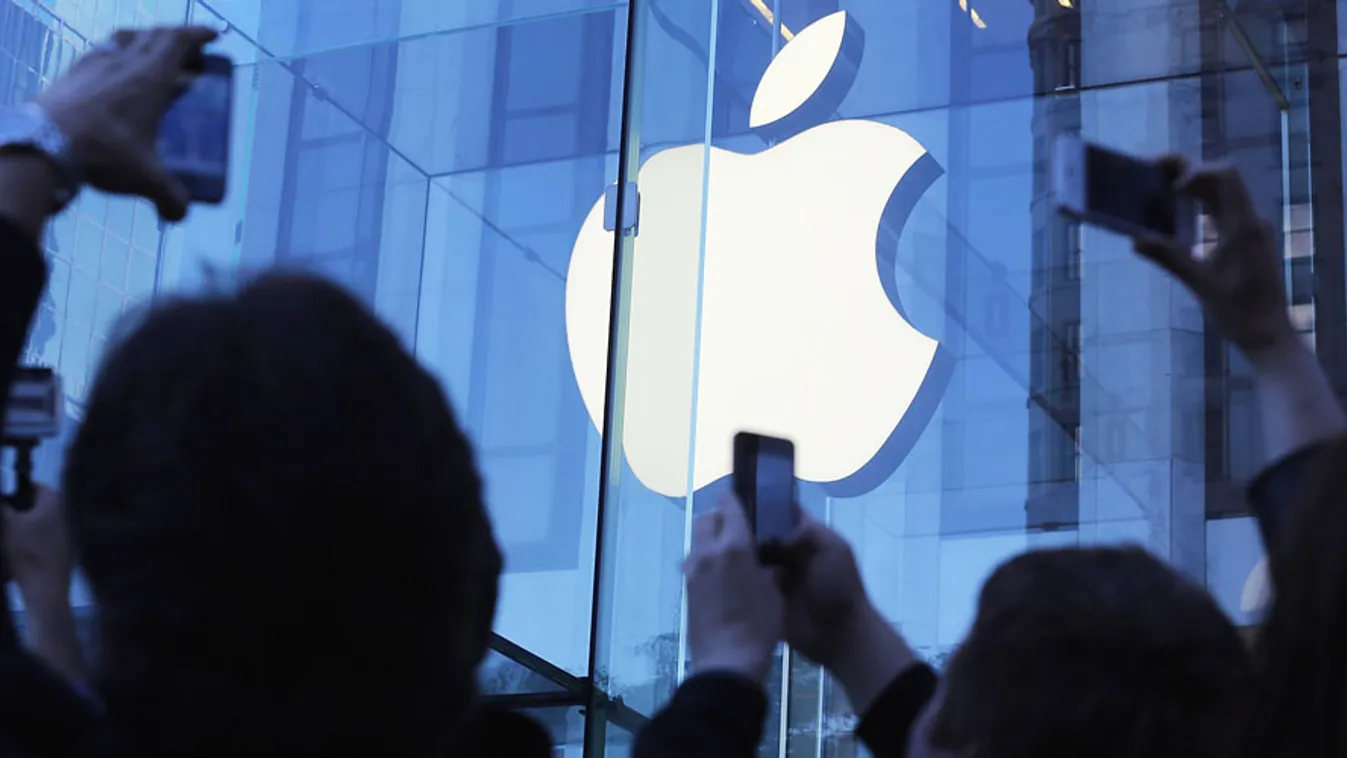 iPhone 5 mobiltelefonért állnak sorba és fényképeznek egy müncheni Apple Store előtt 