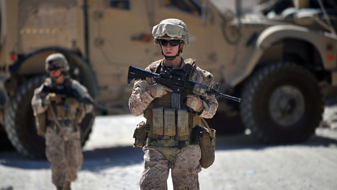 katonanők, amerikai katonanő járőrözik az afgán hadsereg hatonájával Sanginban 