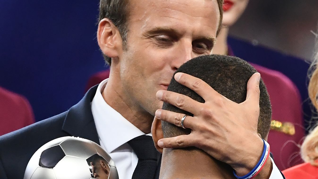 Macron köszöntötte a torna legjobb fiatal játékosát, Kylian Mbappét 