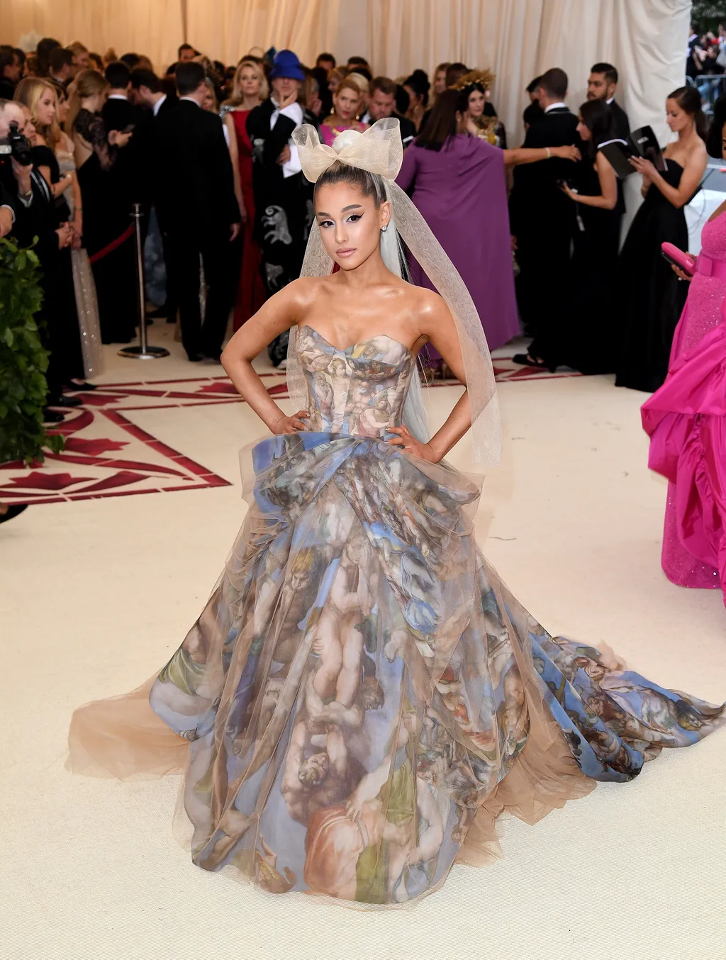 Heavenly Bodies: Fashion & The Catholic Imagination Costume Institute Gala Met gála Ariana Grande 