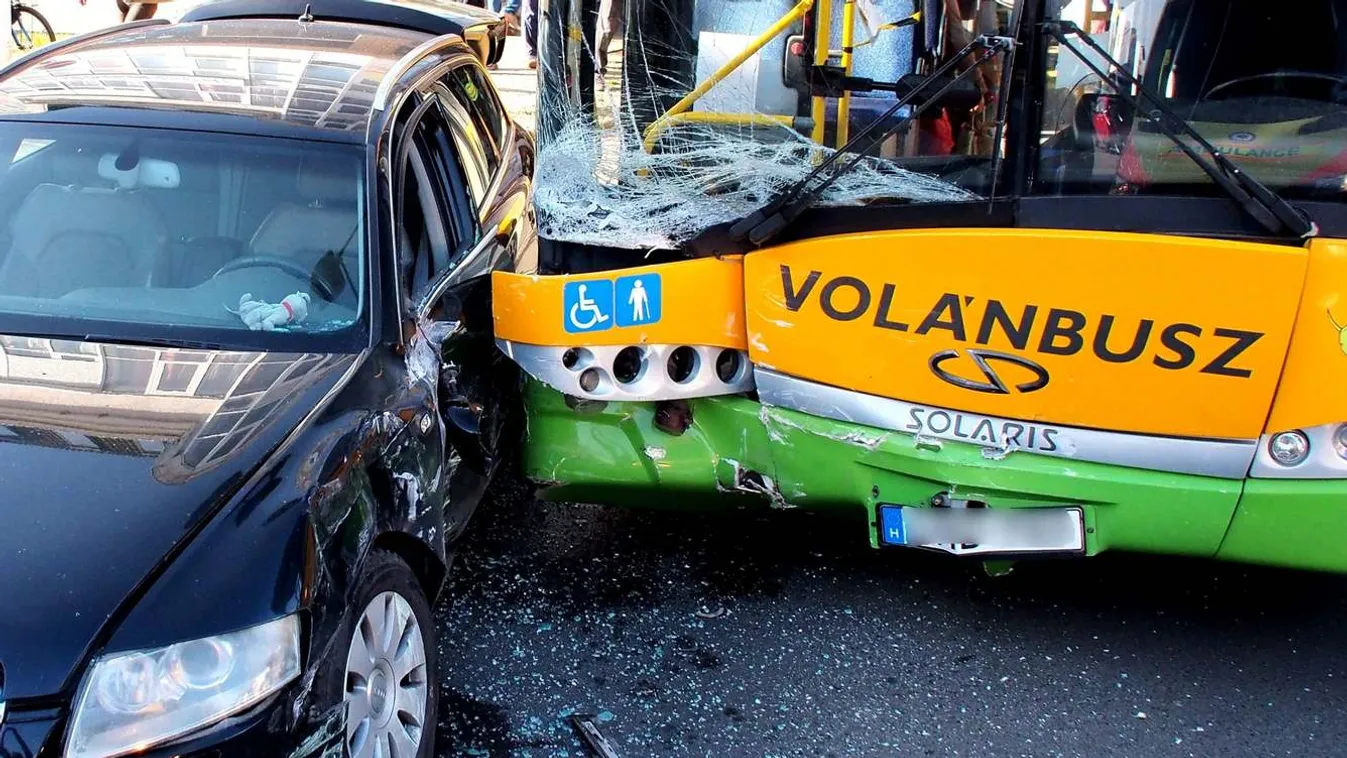 Utasok sérültek az autóval ütköző buszon Nyíregyházán 