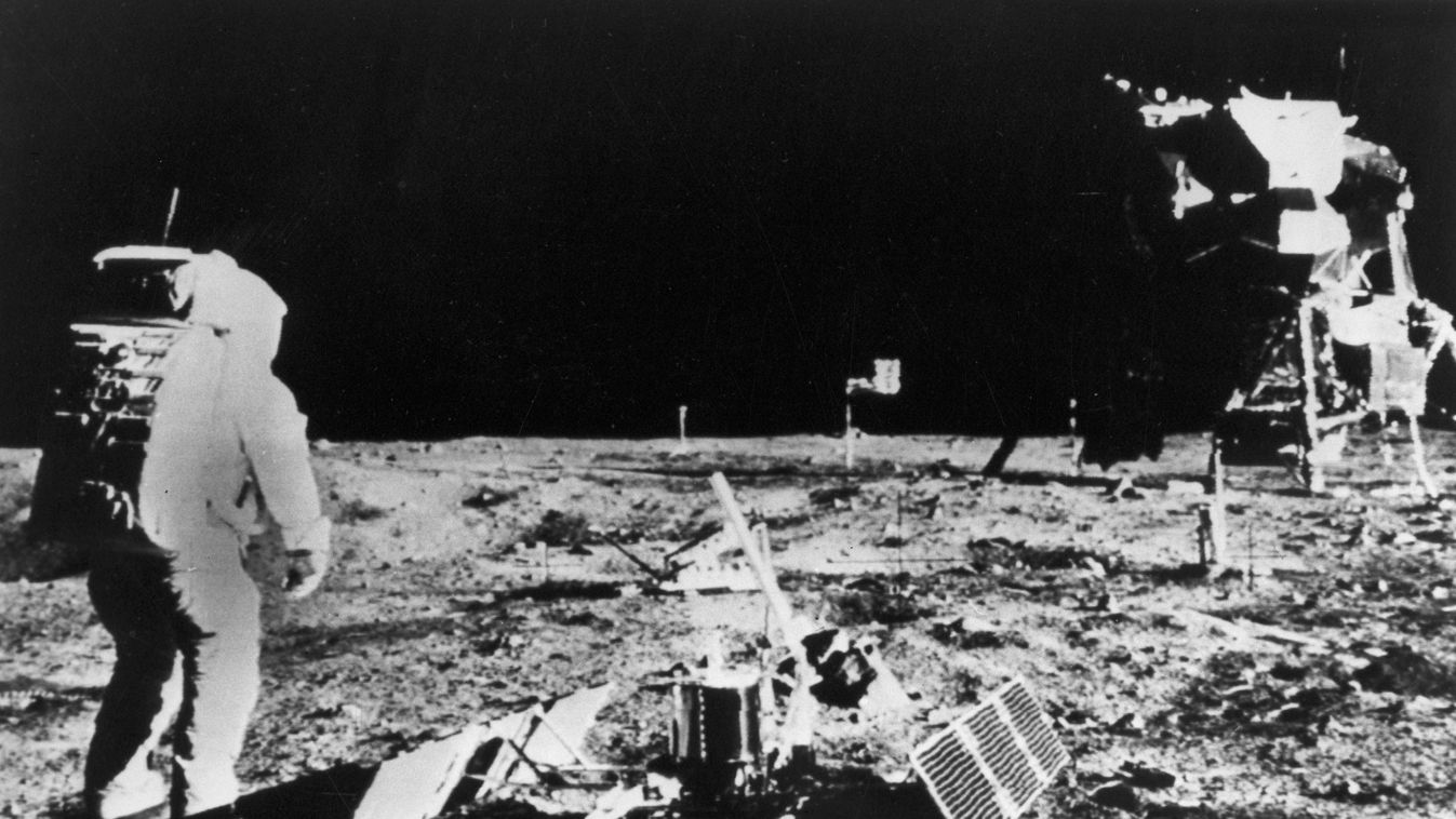 lézertükör American astronaut Edwin Aldrin on the Moon space space suit moon flight HORIZONTAL 