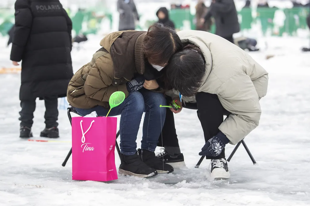 Jéghorgászat téli fesztivál Dél-Korea 
 Hwacheon Sancheoneo Ice Festival in South Korea festival hwacheon sancheoneo ice festival hwacheon-gun ice festival 