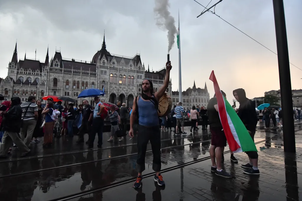 tüntetés, Kossuth tér, vihar 