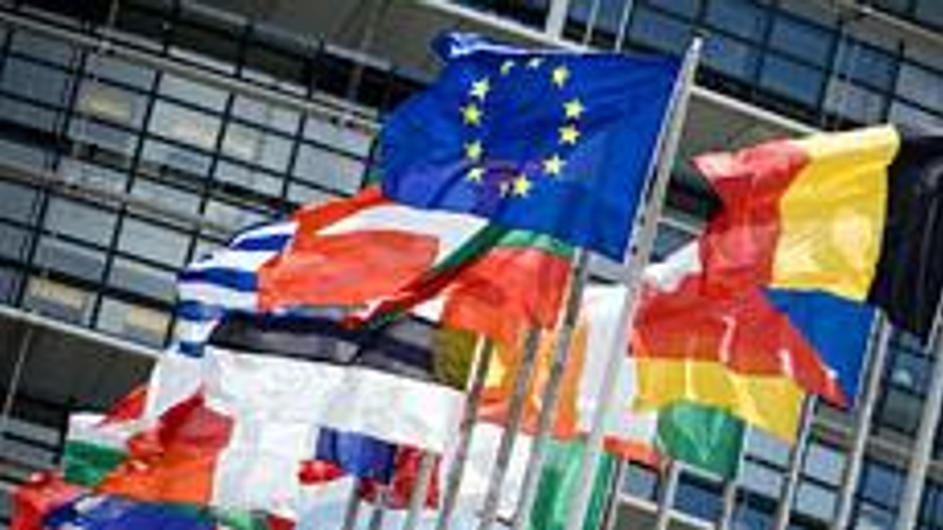 európai országok zászlói az Európai Parlament strasbourgi épülete előtt, EP, Európai Unió, EU 
