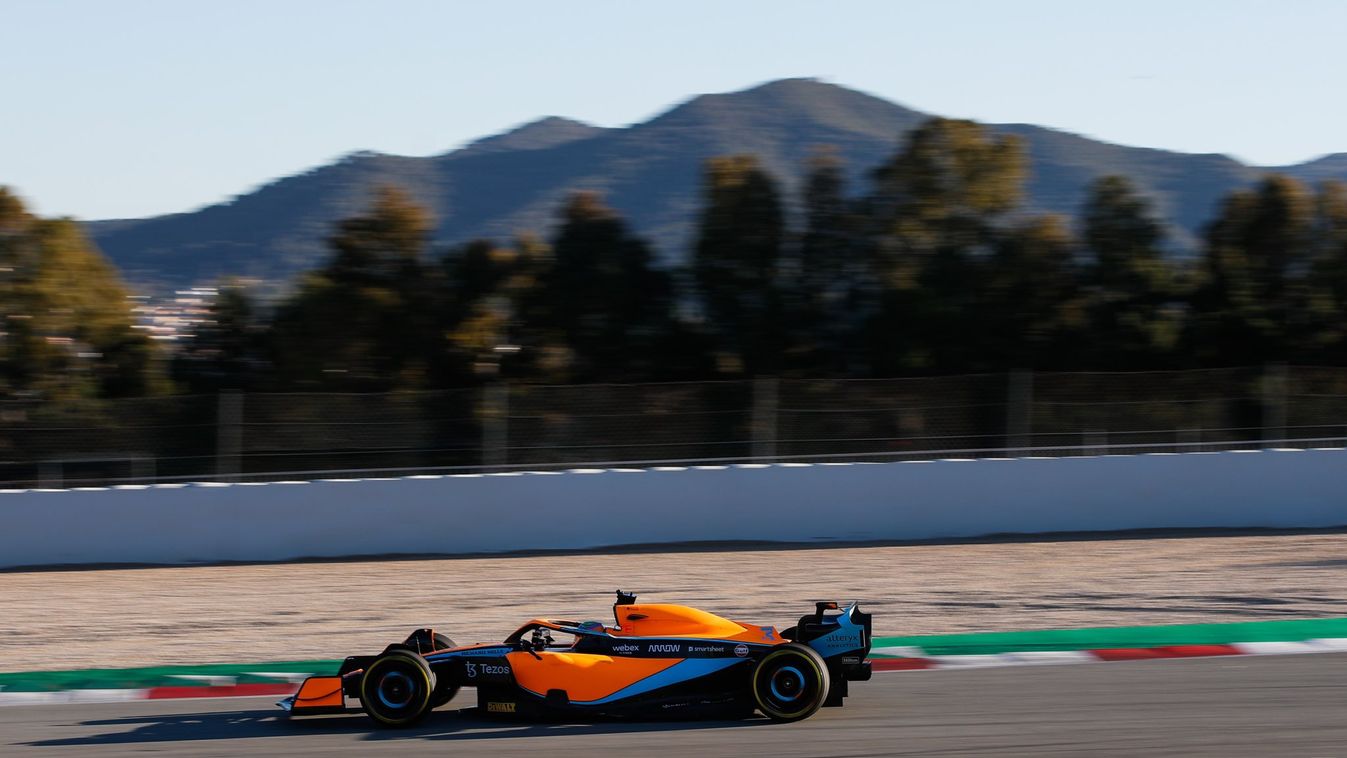 Forma-1, Barcelona, bejáratás, McLaren MCL36, Daniel Ricciardo 