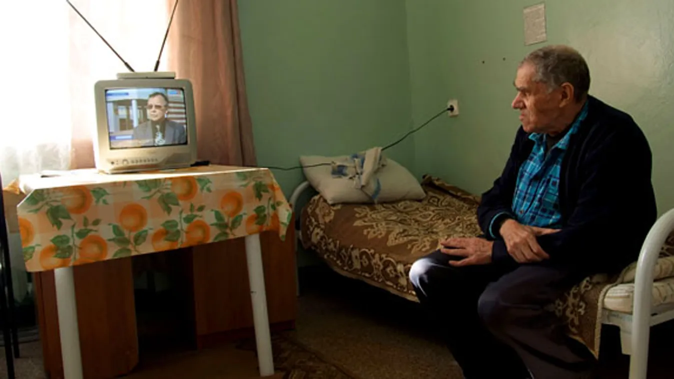Magányos öregek, idős férfi egy orosz nyugdíjasotthonban