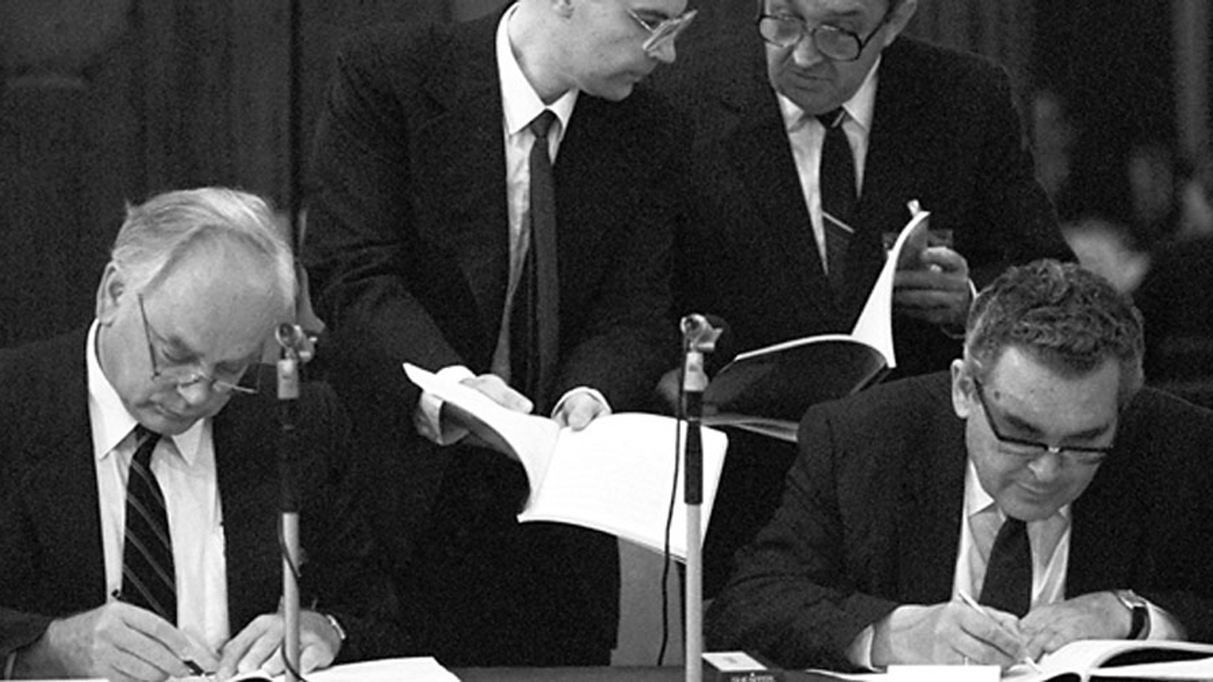 Willi Wapenhans (b), a Világbank elnökhelyettese és Fekete János, az MNB elnöke aláírják a 300 millió USA-dolláros hitelfelvételről szóló megállapodást