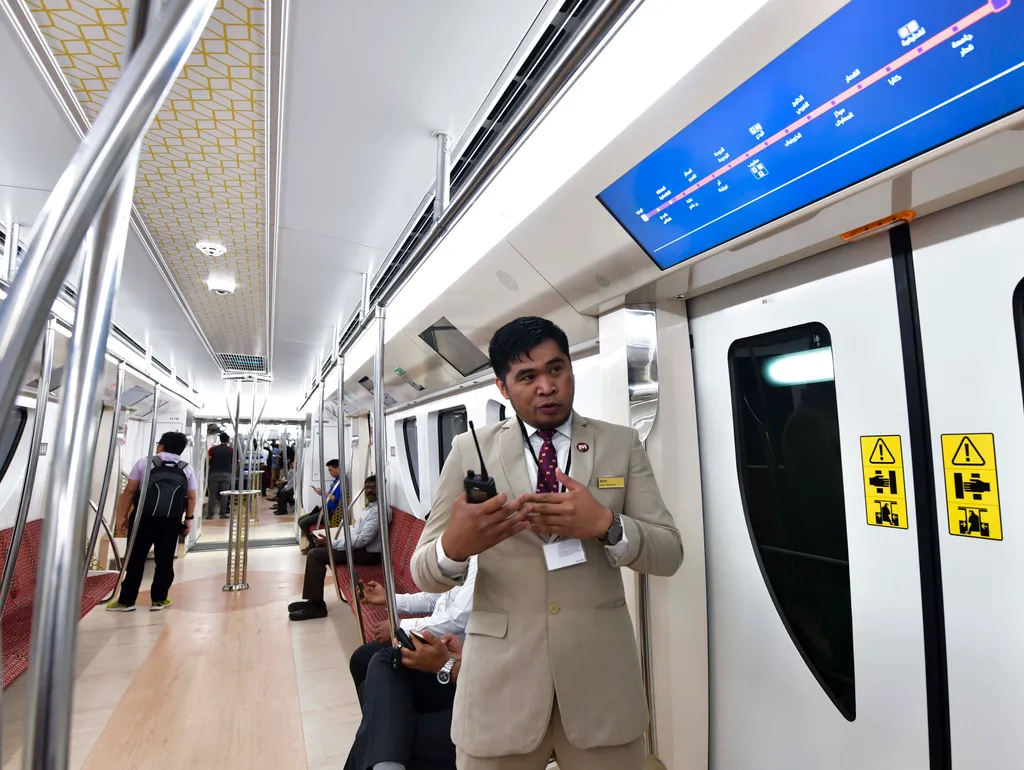 Doha, 2019. május 8.
Az első dohai metróvonal alkalmazottja egy szerelvényen 2019. május 8-án, amikor megindul a közlekedés az új létesítményben. A 2022-es labdarúgó-világbajnokságra készülő Katar fővárosban 2020-ra épül ki a három vonalból álló teljes metróhálózat.
MTI/EPA/Nusad Szekkajil 